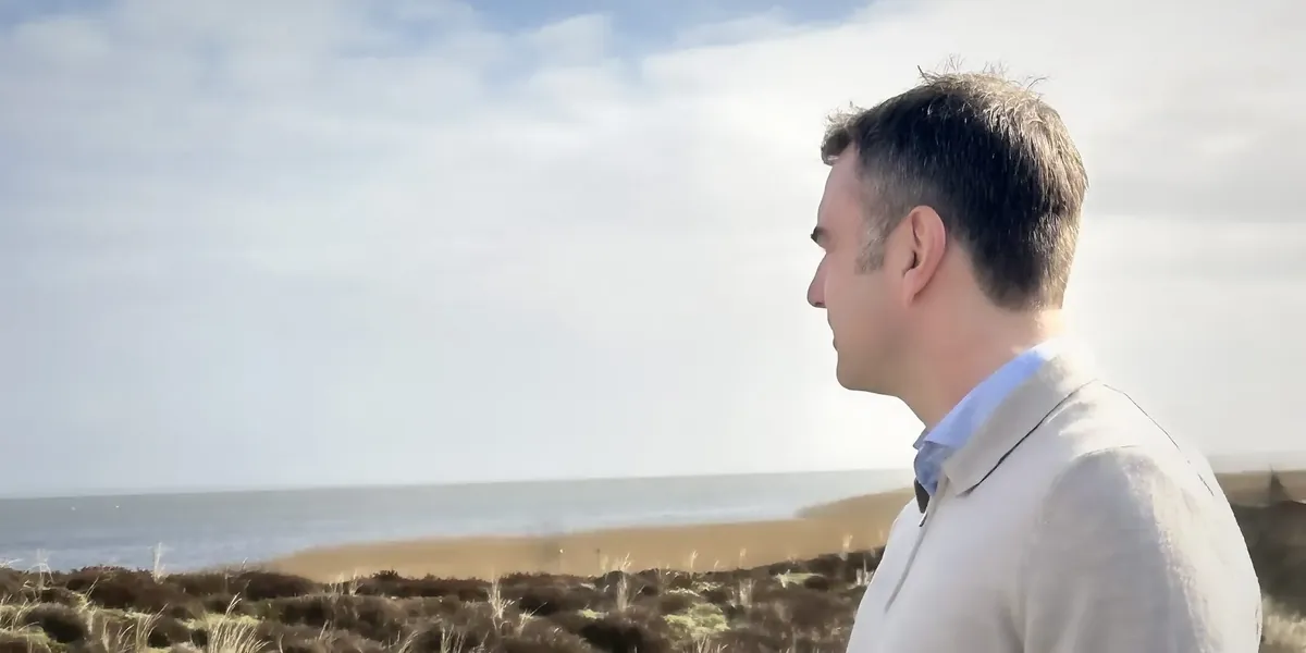 Kai Geffken blickt von den Dünen auf das Meer